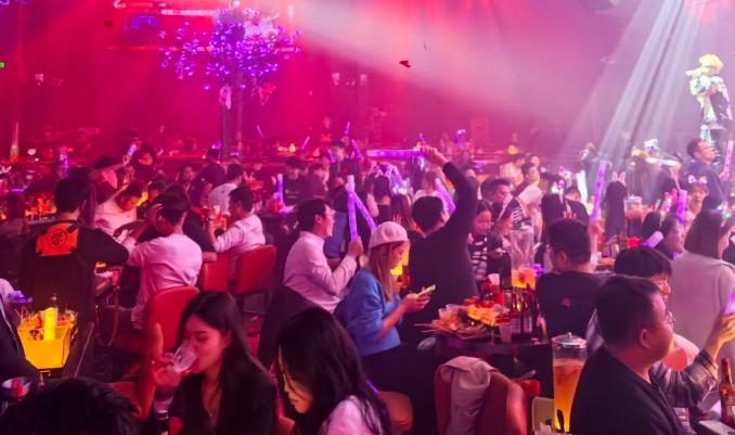 全世界最大的商业骗局，就是酒吧。你以为酒吧是靠卖酒赚钱的？大错特错。咱们普通人去