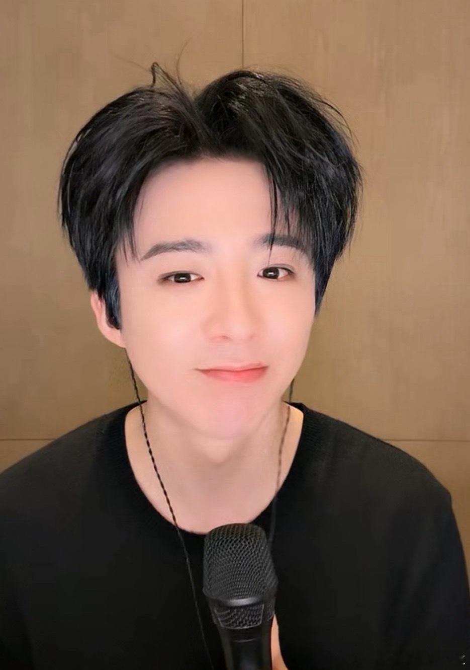 有句话叫欲戴👑必承其重做明星就是要牺牲很多比如个人的空间和自由等等老大，别生气