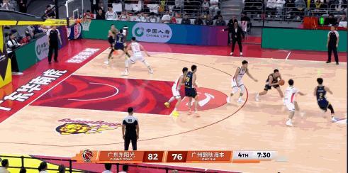 徐杰真是越来越有大将风范了！在今日广东对阵广州的末节比赛中，徐杰停球后不慌不忙，