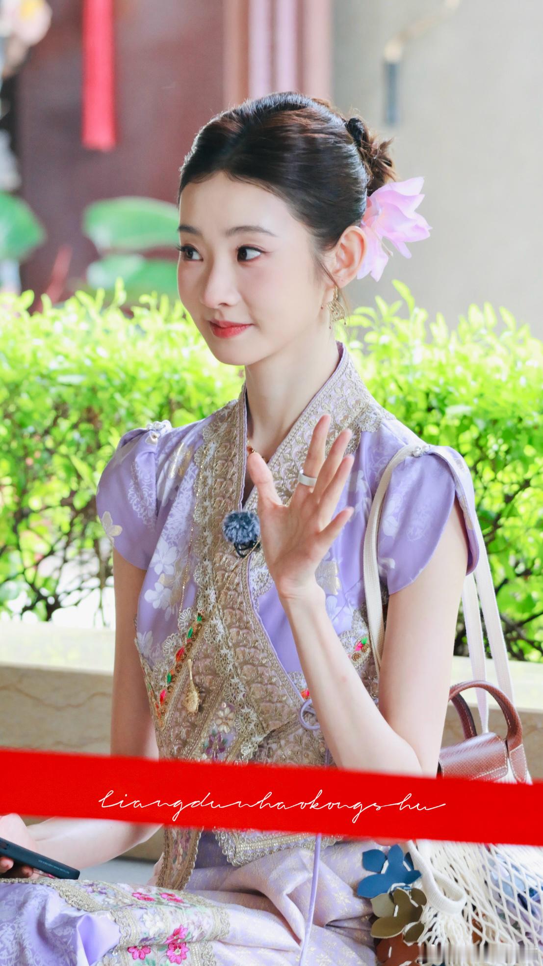 张艺凡穿紫色好有韵味田曦薇张艺凡再合体静态美人张艺凡一身紫色韵味十足，一动起来呆