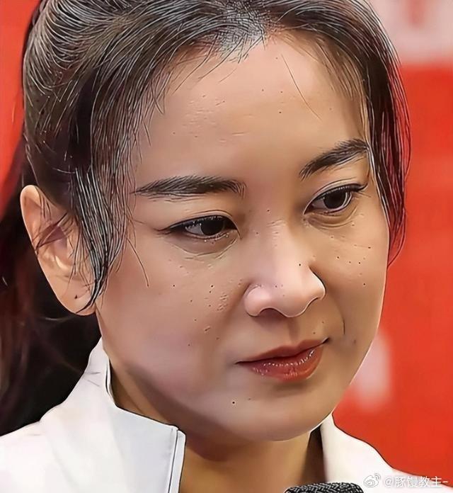 解散公司又退出春晚，身材也悄悄反弹，如今四十四岁的贾玲变了许多，其实都是她自己清