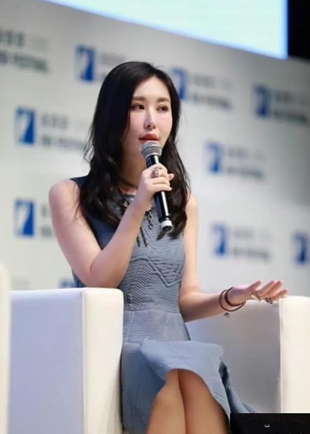 田朴珺真不愧是王石的娇妻！瞧瞧她那身蓝灰色连衣裙，穿在身上，优雅劲儿十足，贵气感