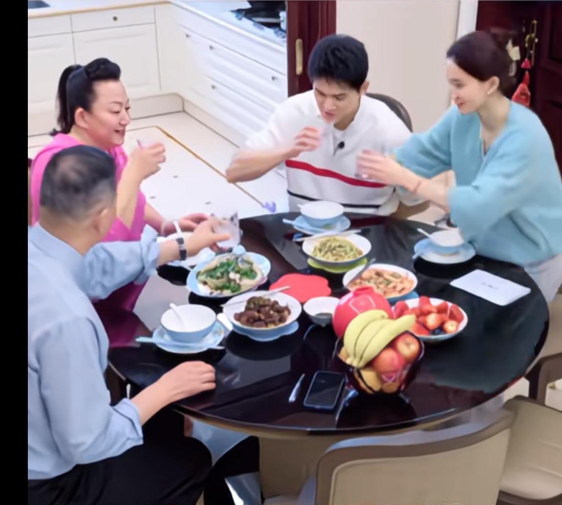 孙扬家吃饭可真讲究，人家是每道菜旁边都放着一双公筷，记住是每一道菜上都有公筷，而