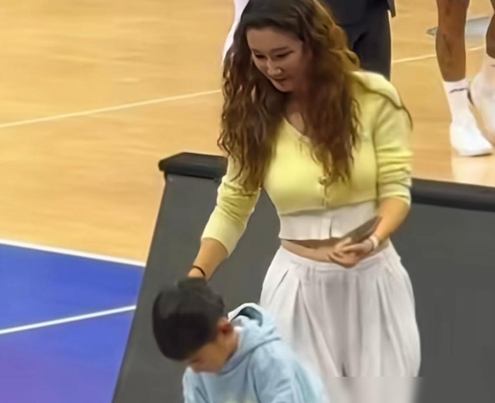 周琦这次的选择让不少人愣了神。放弃其他队更高报价，转身签北京首钢，四年顶薪。