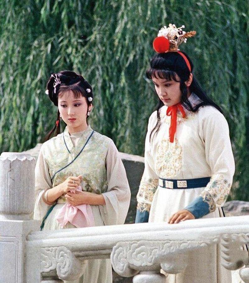 在贾府里，所有人都盼着宝玉好好读书、考科举、当大官，只有黛玉从不催他。他说自己“