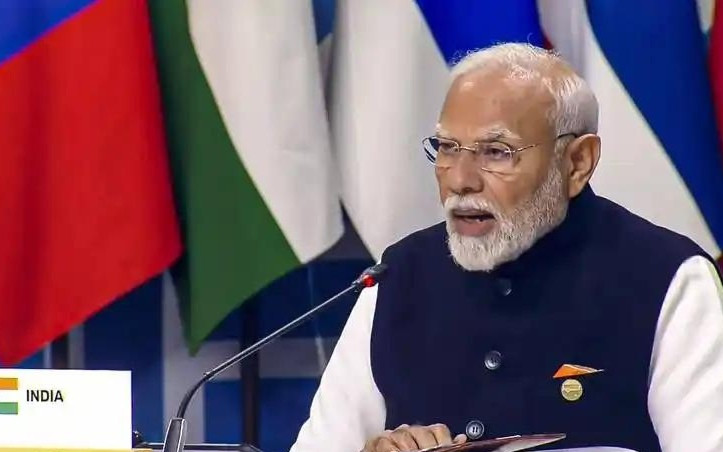 印度人的行为永远都是这么迷幻！视察航母就视察航母吧，莫迪却带着一帮随时准备打仗