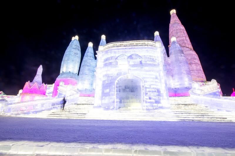 哈尔滨冰雪大世界简直yyds！正如朋友所说，那儿的冰雕艺术堪称登峰造极，每一座冰