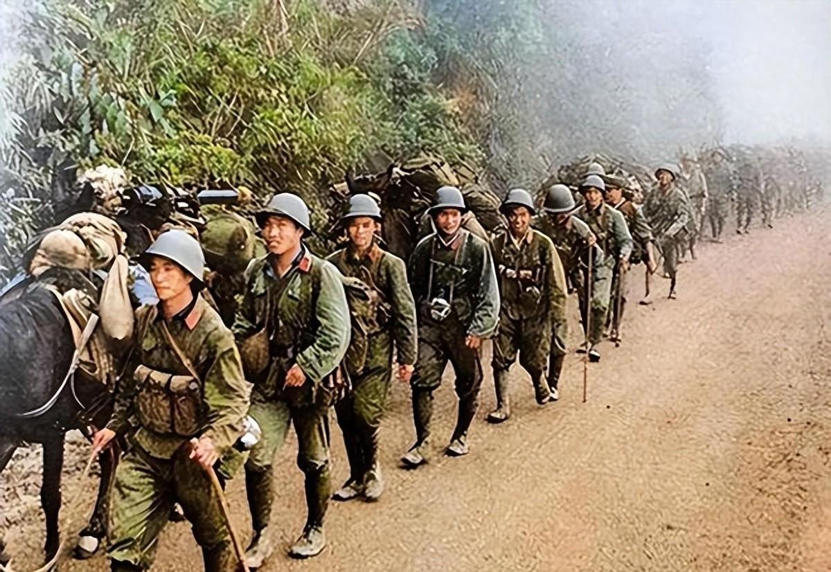 1987年老山主峰，女战士赵慧穿军装英姿飒爽，留下了一张令人难忘的珍贵照片！1