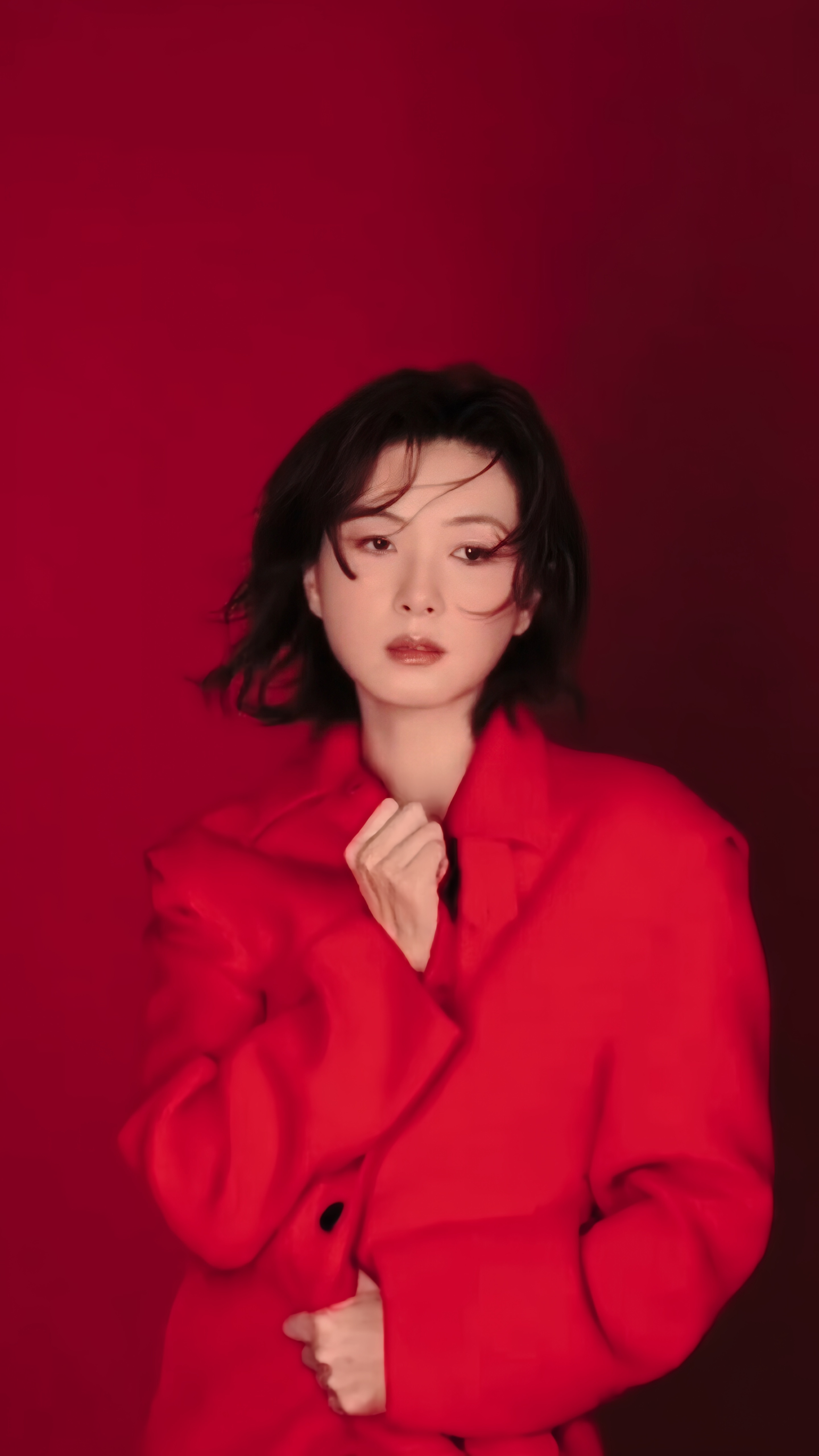 万茜🔴万茜戏剧锋芒大片于浓烈红韵之中，见自我锋芒