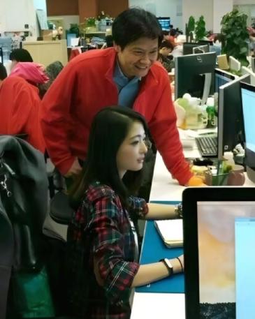 2014年，小米创业初期，雷军俯身查看员工工作时的一幕，网传坐着的这名女工程师叫