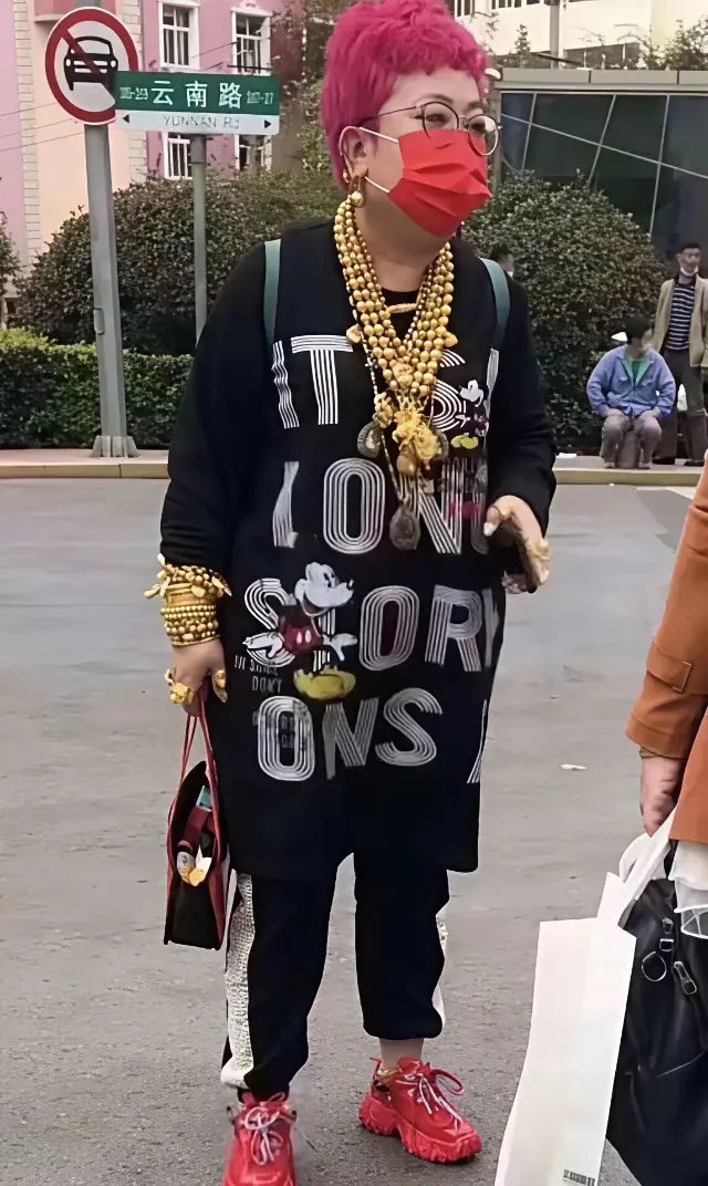 单身大妈跳广场舞15年，身上的战利品可不少，魅力真的太大了