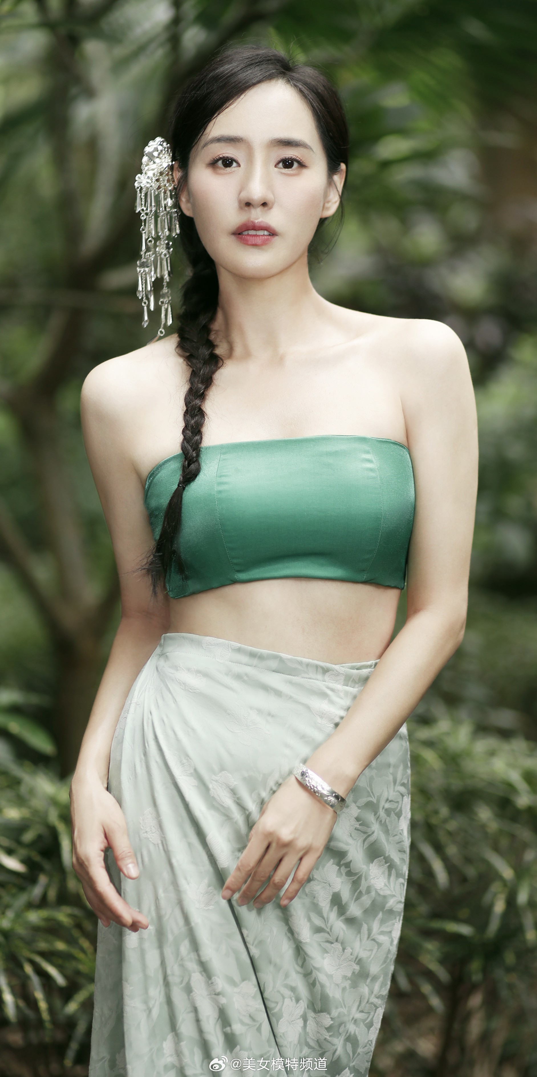 王智麻花辫抹胸染墨古风