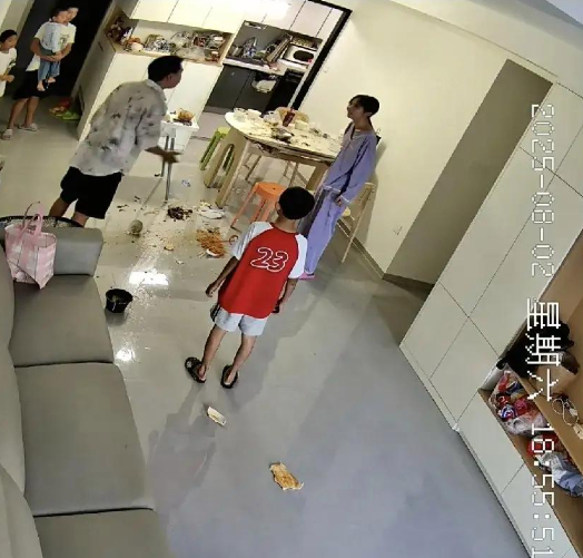 鸡蛋男事件后续，丈夫大型社死，妻子已经带着两个侄子回到了娘家广东佛山。看过视频
