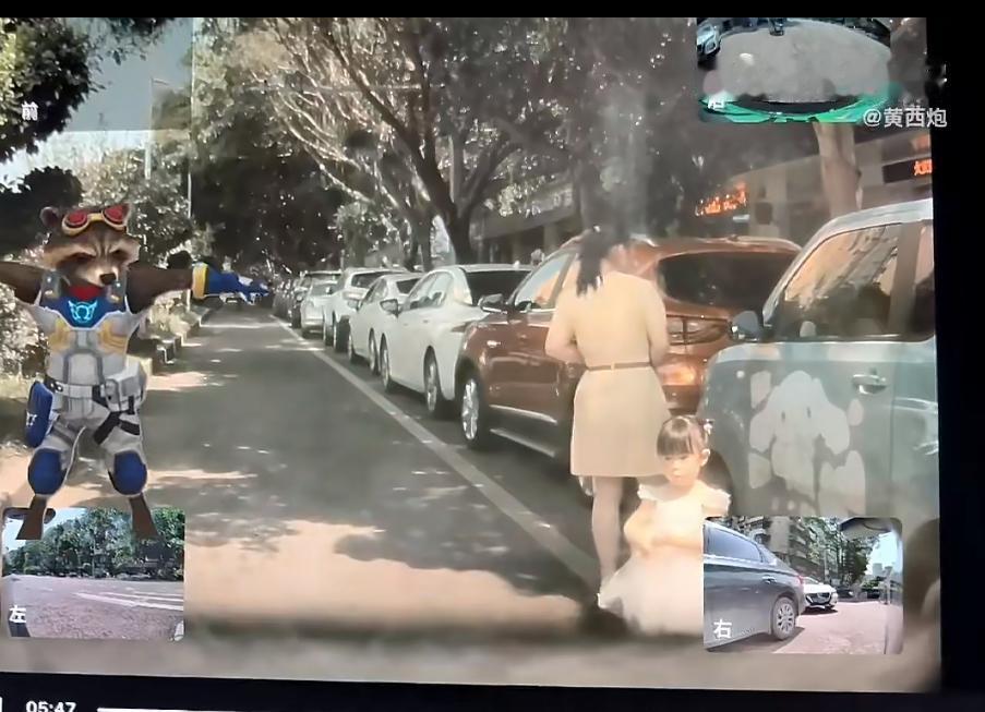 男子把车转入辅道，恰好一名女子开车门，狭窄的道路车过不去。男子鸣笛提醒女子别开车