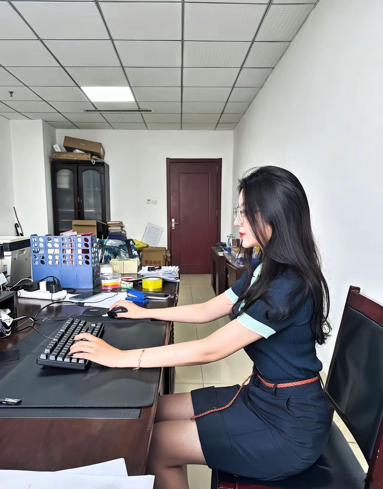 在体制内，至少是个科级吧。