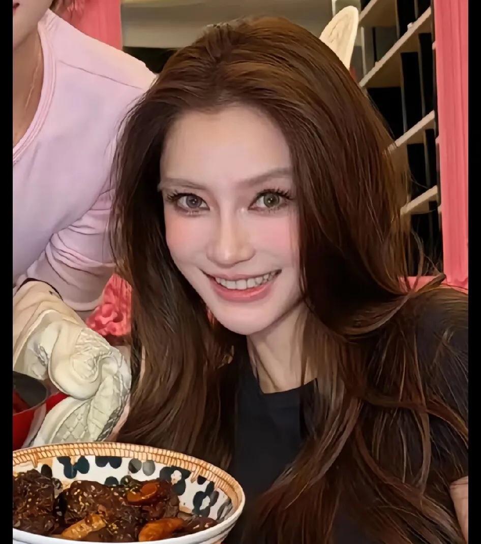 明星落魄了，还可以当网红。真好，有退路，是人生莫大的欣慰。杨颖，离开了黄晓明