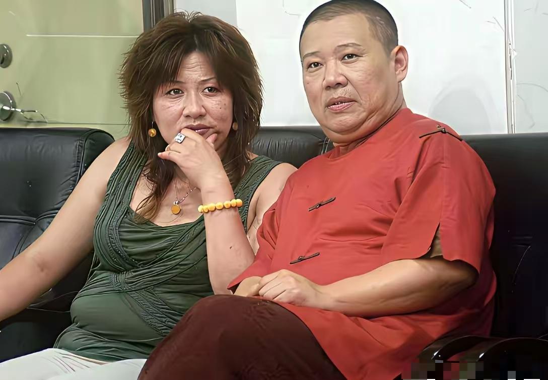 郭德纲和王慧年轻的时候。二婚吃这样的也是能人，总算明白于谦为啥不说弟妹了，难怪老