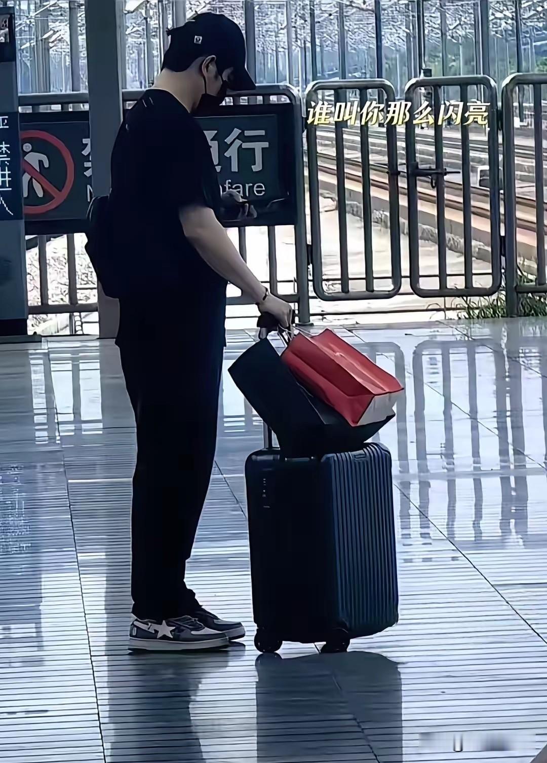 樊振东回广州探亲，被球迷认出来了！网友盛赞:这才是真正的球迷！该球迷说: