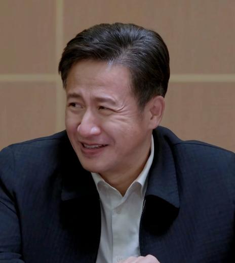 演员张国强说：片酬谈崩那晚于震摔门走了，导演康洪雷盯着空荡荡的排练厅，抄起手机就