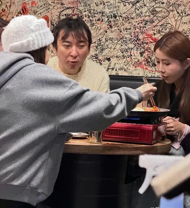 38岁王思聪现身韩国小馆吃饭，被网友偶遇拍下。曾经高调张扬的他，如今发际线明显后