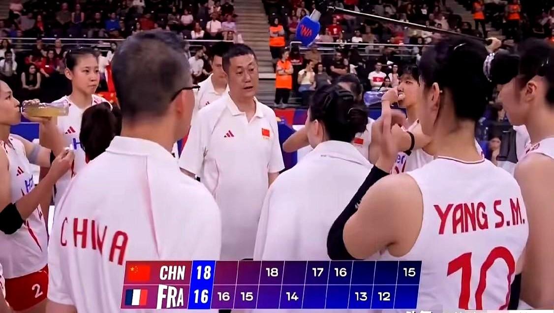 中国女排这回“赚大了”！赵勇把手里的牌全都打了一遍，让每个姑娘都上场感受了气氛