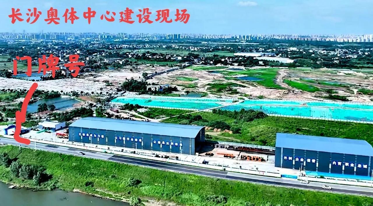 看看长沙奥体中心的建设现场，以及周边的一些土地状况，看起来具有广阔的土地发展空间