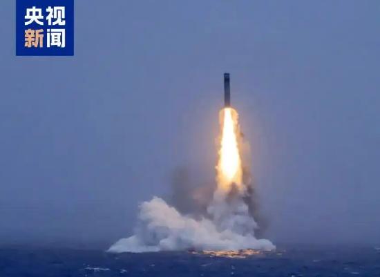 美国开始发慌了！7月7日，据联合早报的消息称，中国海军在试射一枚无弹头的潜射洲