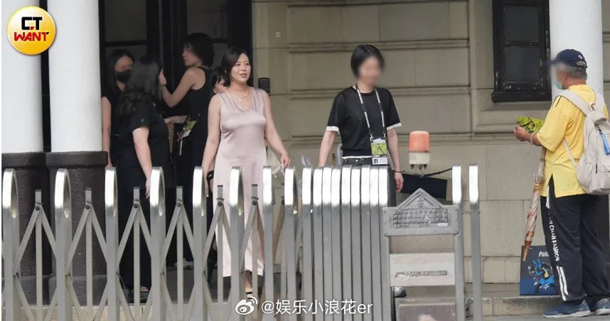 怀孕5个月的刘品言刘品言孕肚台媒拍到怀孕5个月的刘品言，孕肚明显~​​​