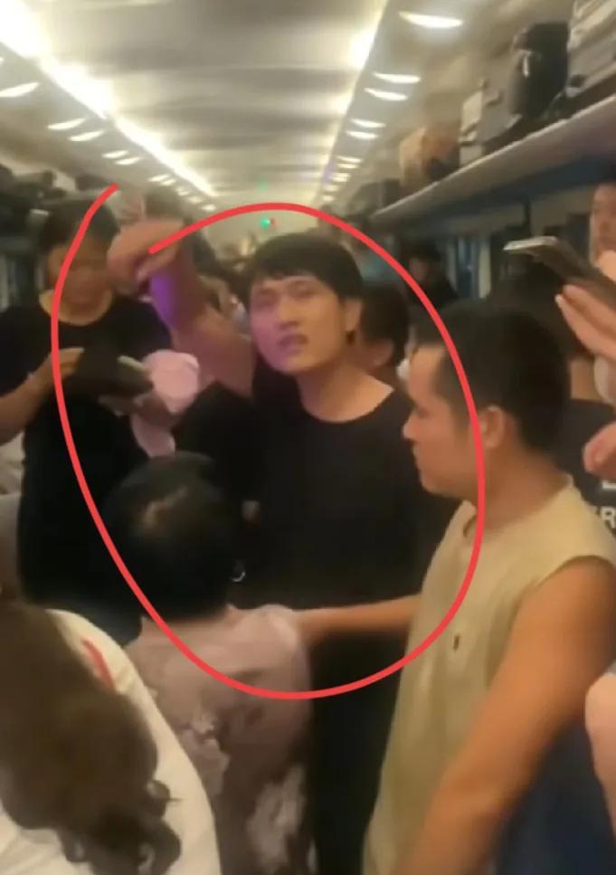 火车砸窗的小伙，没被拘留！被批评教育了，说明做错了！其实，铁路辖区警方也很为难，