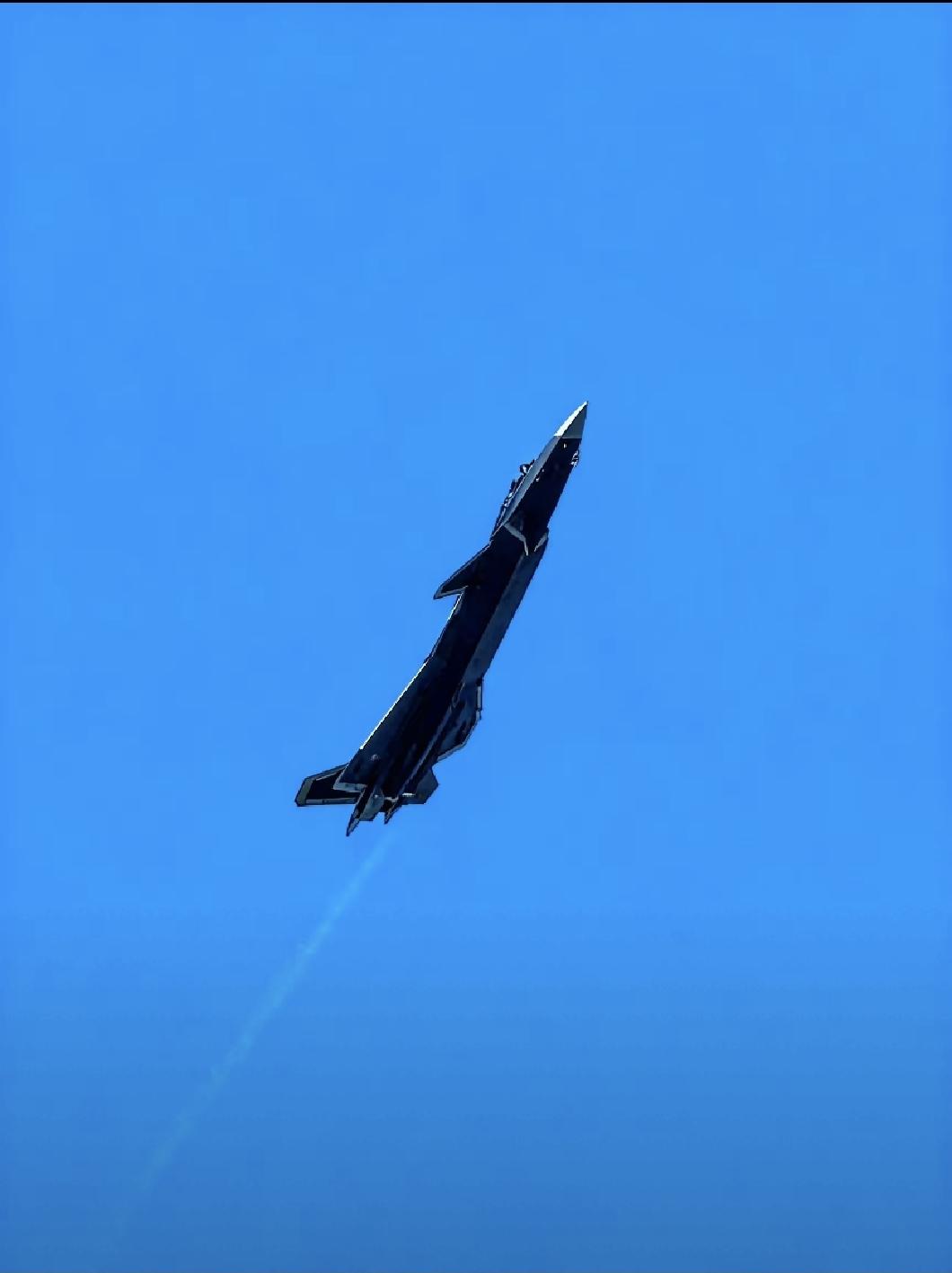 5.5代机歼20S已经开始上量了，同为5.5代机的双座版J35S，也在抓紧定型中