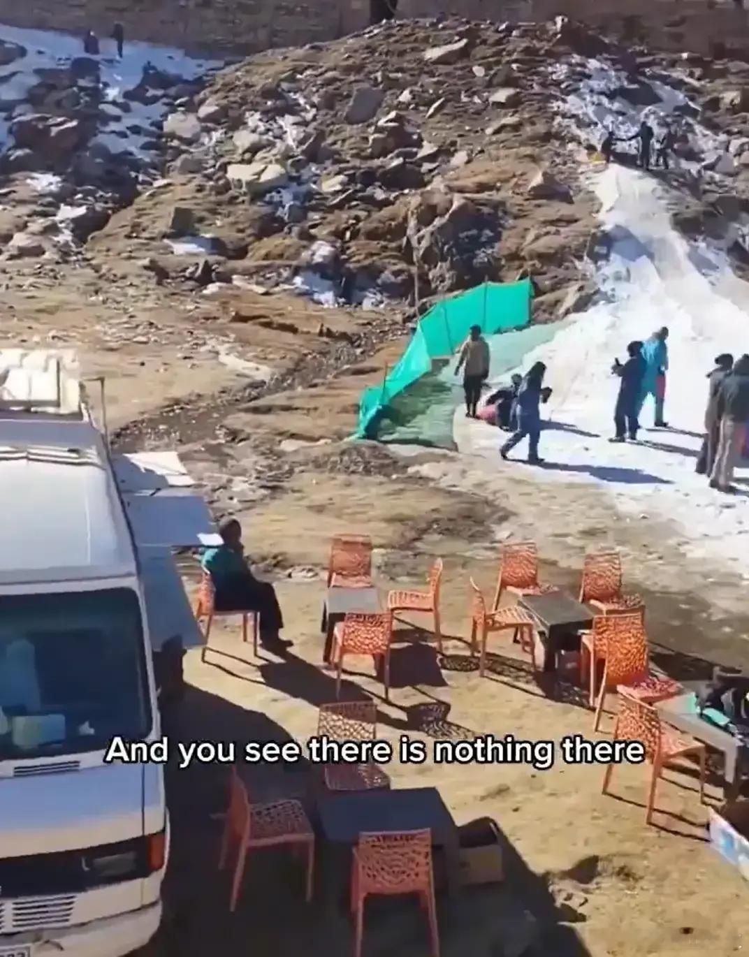 挂羊头卖狗肉，又是印度，笑不活了。印度一地建了一个人工滑雪场，大批游客带着滑雪装