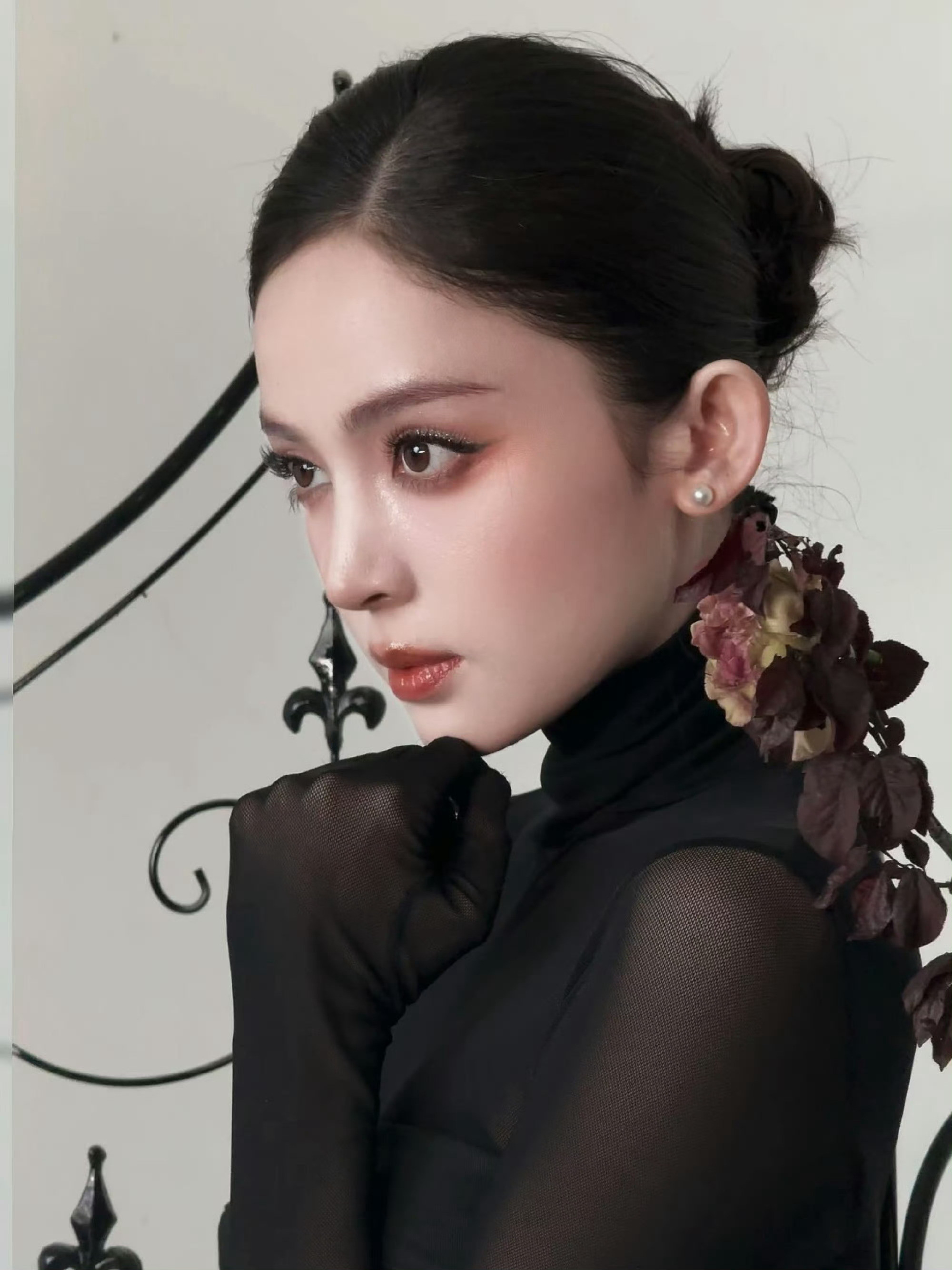 娜扎的盘发也是山茶花,这么细节的吗,仔细看还真是,发型超好看!