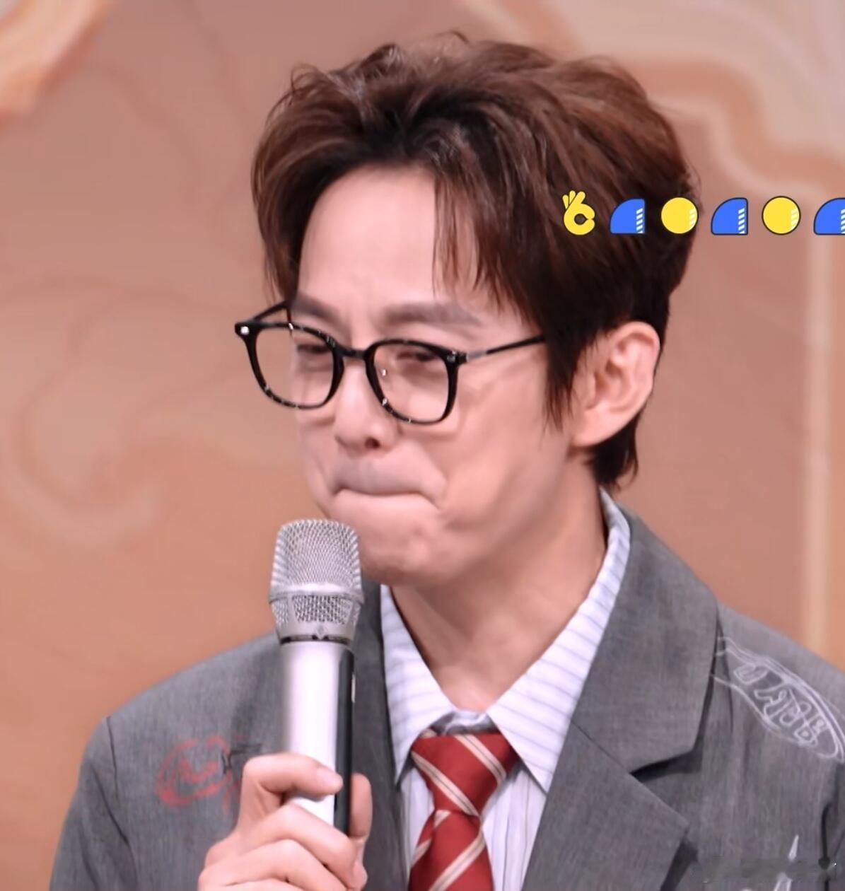 何炅你好香啊谁能想到何老师会被邓超整得这么无奈，节目里超哥突然说他好香，何老师