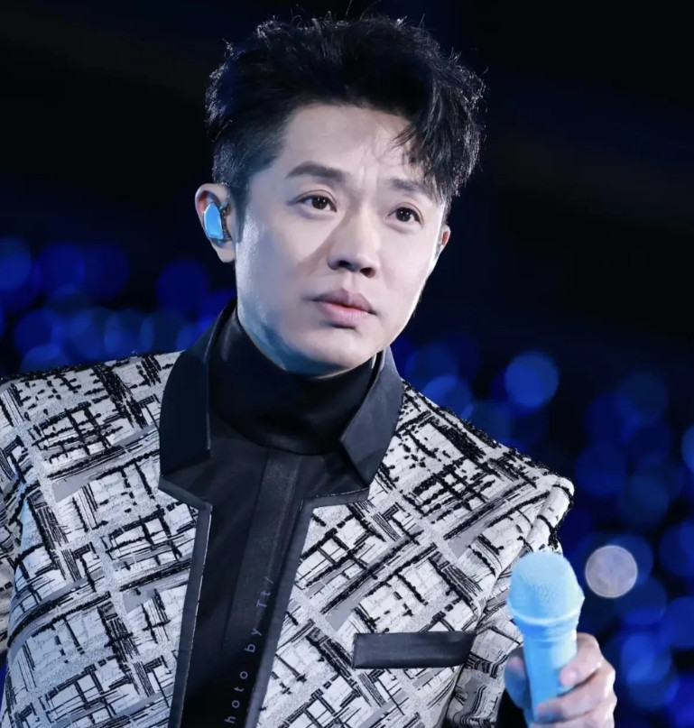 我不理解曾毅为什么因为一块手表上热搜我把曾毅戴手表的图片拿去给我闺蜜看她