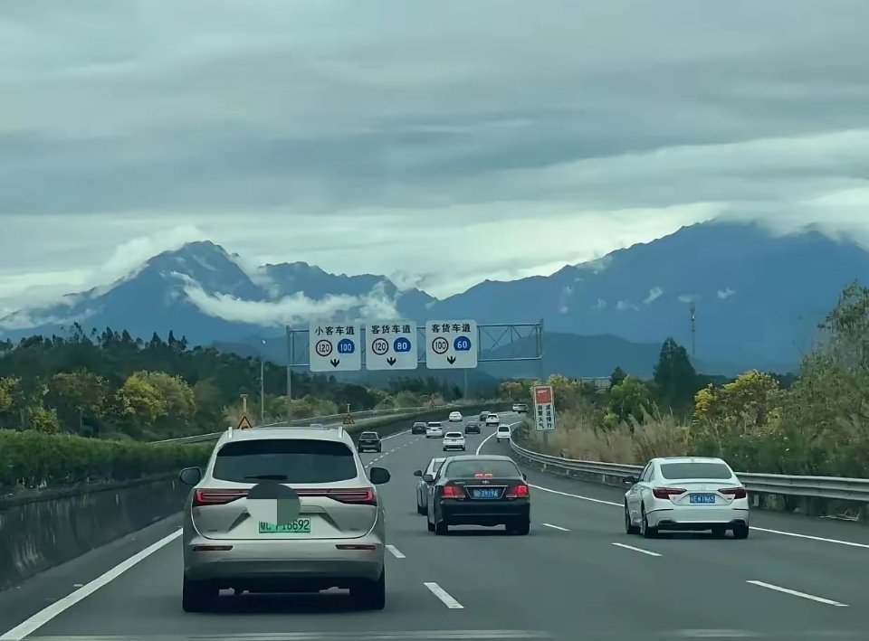 高速上，车速能超120的电车真心不多。要是有辆车占着最内侧快车道，稳稳卡在120
