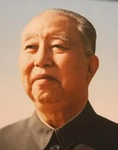 2007年冬天，北京的寒风格外刺骨，86岁的华国锋坐在轮椅上，身边围着医生、家人