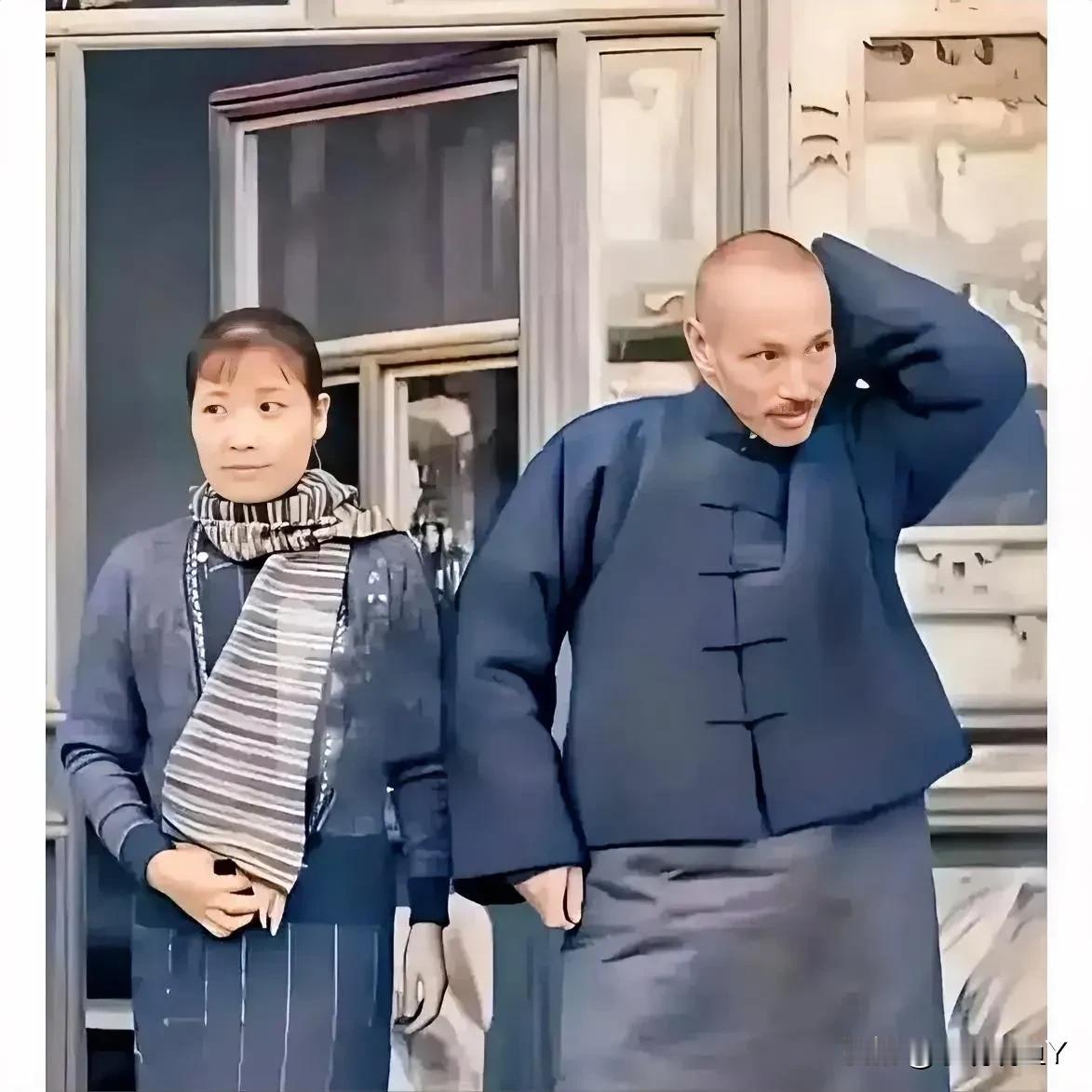 一张摄于1934年山西的老照片，大家看看着二人是谁？这并非演戏，也不是演员所扮演