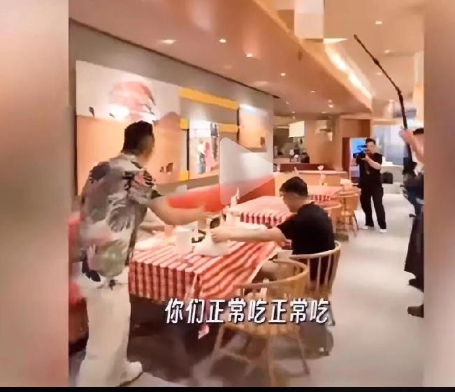 这几天不知道为什么，西贝老总巡店视频层出不穷，一会东一会西，在店里也是建议不断，