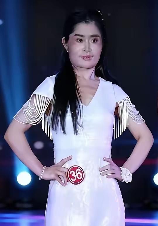 这下好了!辽宁那选美冠军,一夜之间火得全国人民都知道了,连全国选美冠军都没她这热