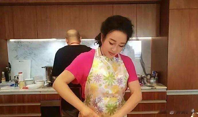 73岁刘晓庆为82岁老公下厨，穿得花枝招展，边做边吃，一点老态也没有，难怪都说刘