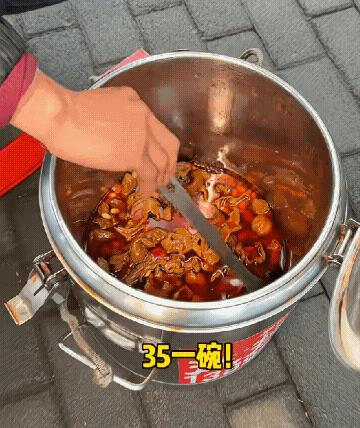 难怪摆摊的看不起打工的，原来收益这么香！重庆大叔每天挑着两个桶走街串巷卖“挑挑肥
