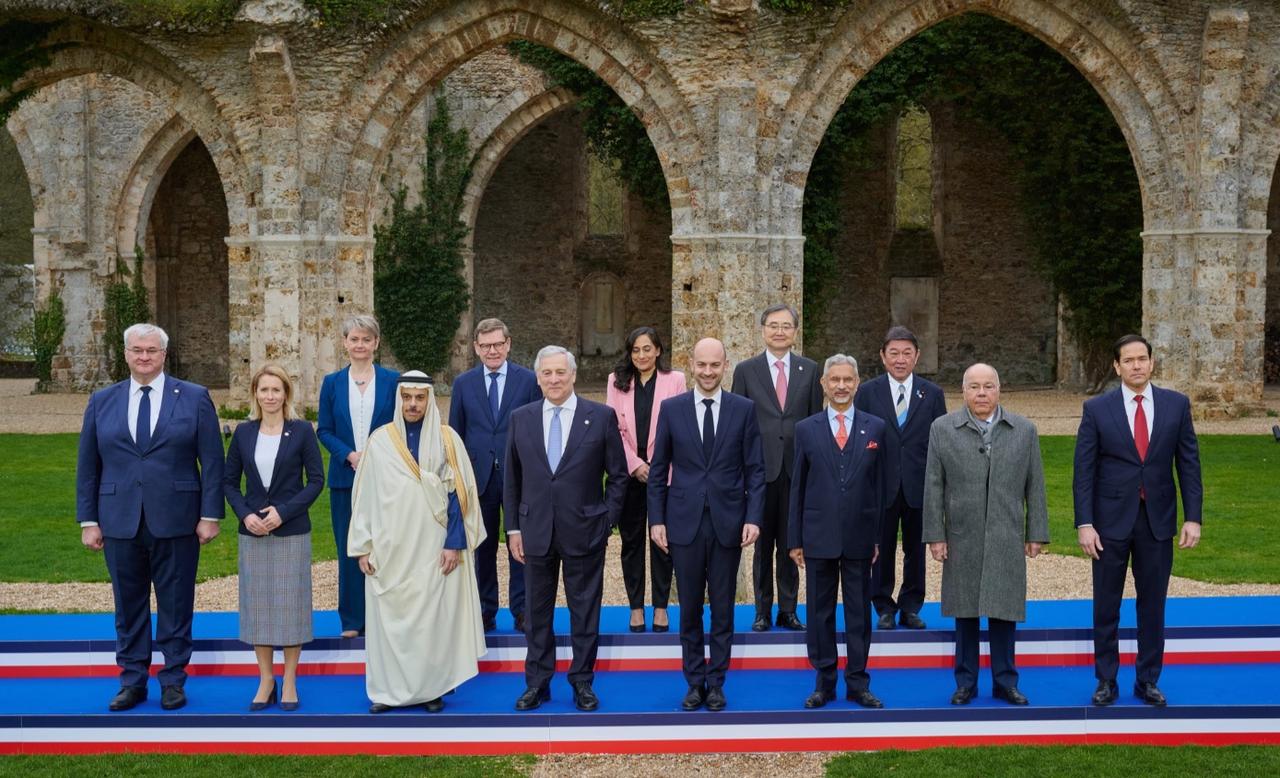 G7外长会：日本个子矮，意大利耍帅，美国心不在焉，巴西最怕冷，G7外长会在法