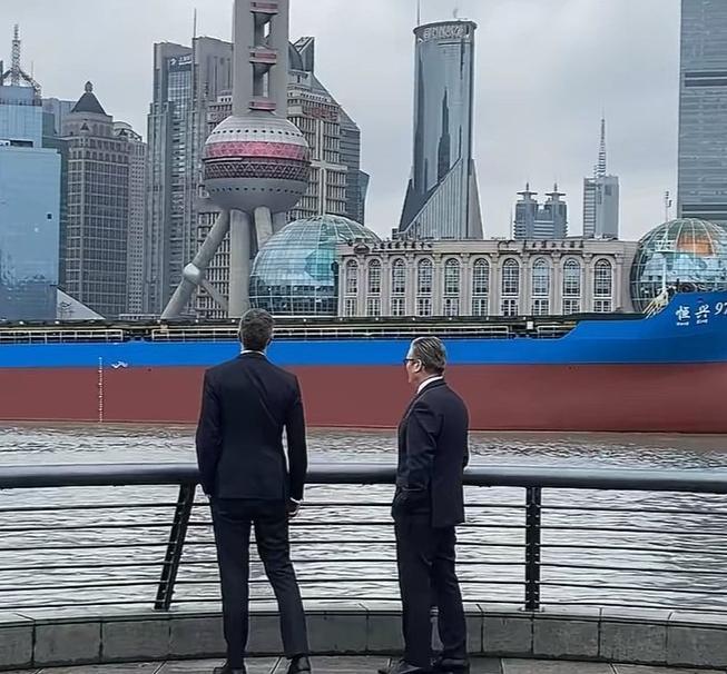 距离李鸿章访英，已经过去130年了。斯塔默站在外滩，对上海高楼大厦感慨万千！18