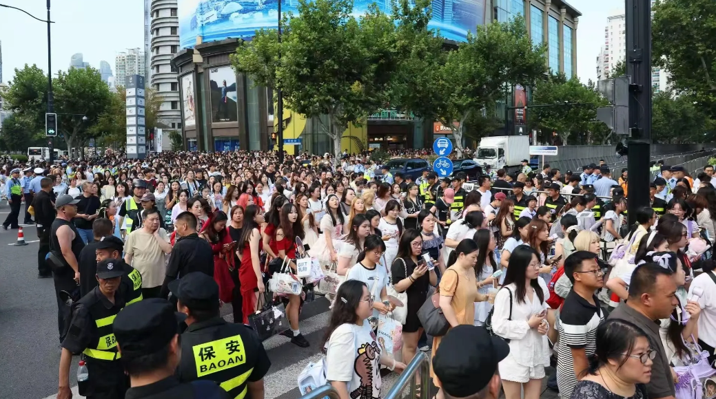 37℃的高温也无法掩盖时代少年团青少年粉丝们的热情狂欢。上海各大高铁站、机场
