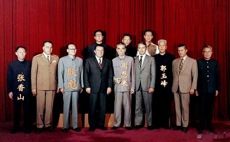 🍁这一眼、便是永别！1975年9月7日，北京305医院，在耿飚等人的陪同下，