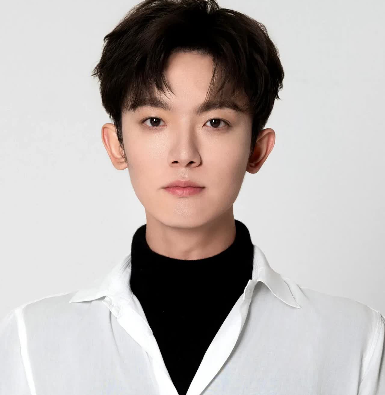 李明德，一眼看去长得多周正啊！现在把自己作到牢里去了，真是可惜了。《三人