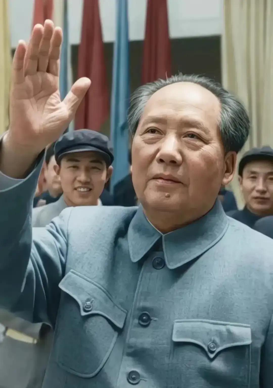 毛主席留给后人最伟大的七大工作方法，现在看依然不过时。小李看着窗外，那栋灰色小楼还关着门。他是新来的