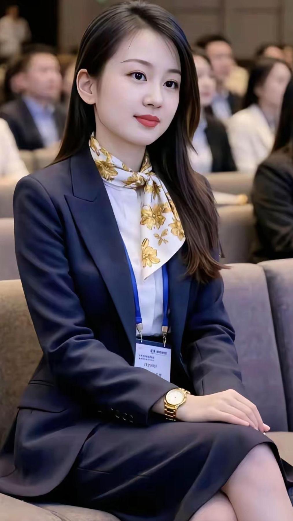 美女与景，相得益彰。