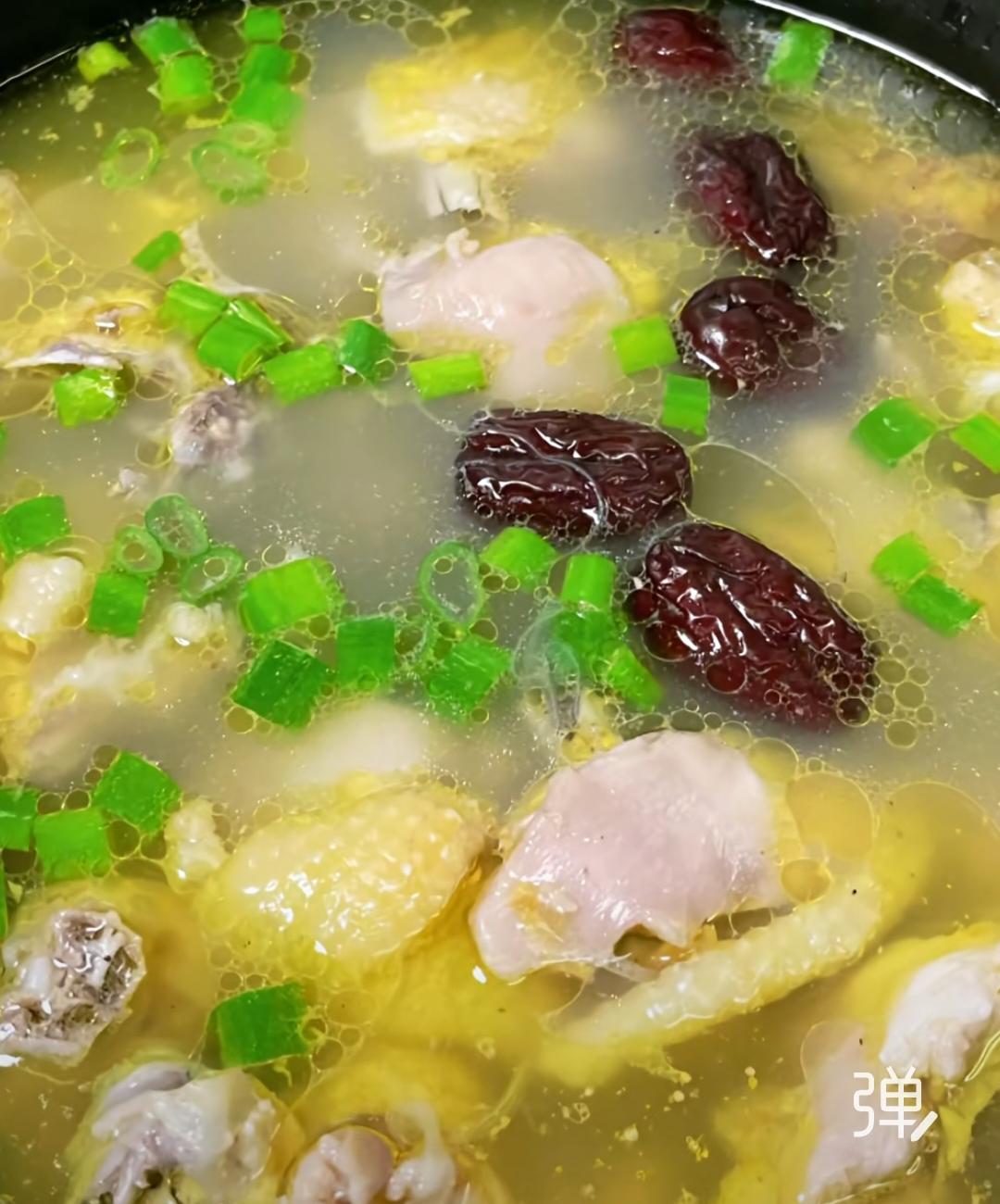 天热没了食欲，我便炖了一锅鸡汤。想着在养老院的表哥，也该给他送点去补补身子。巧的