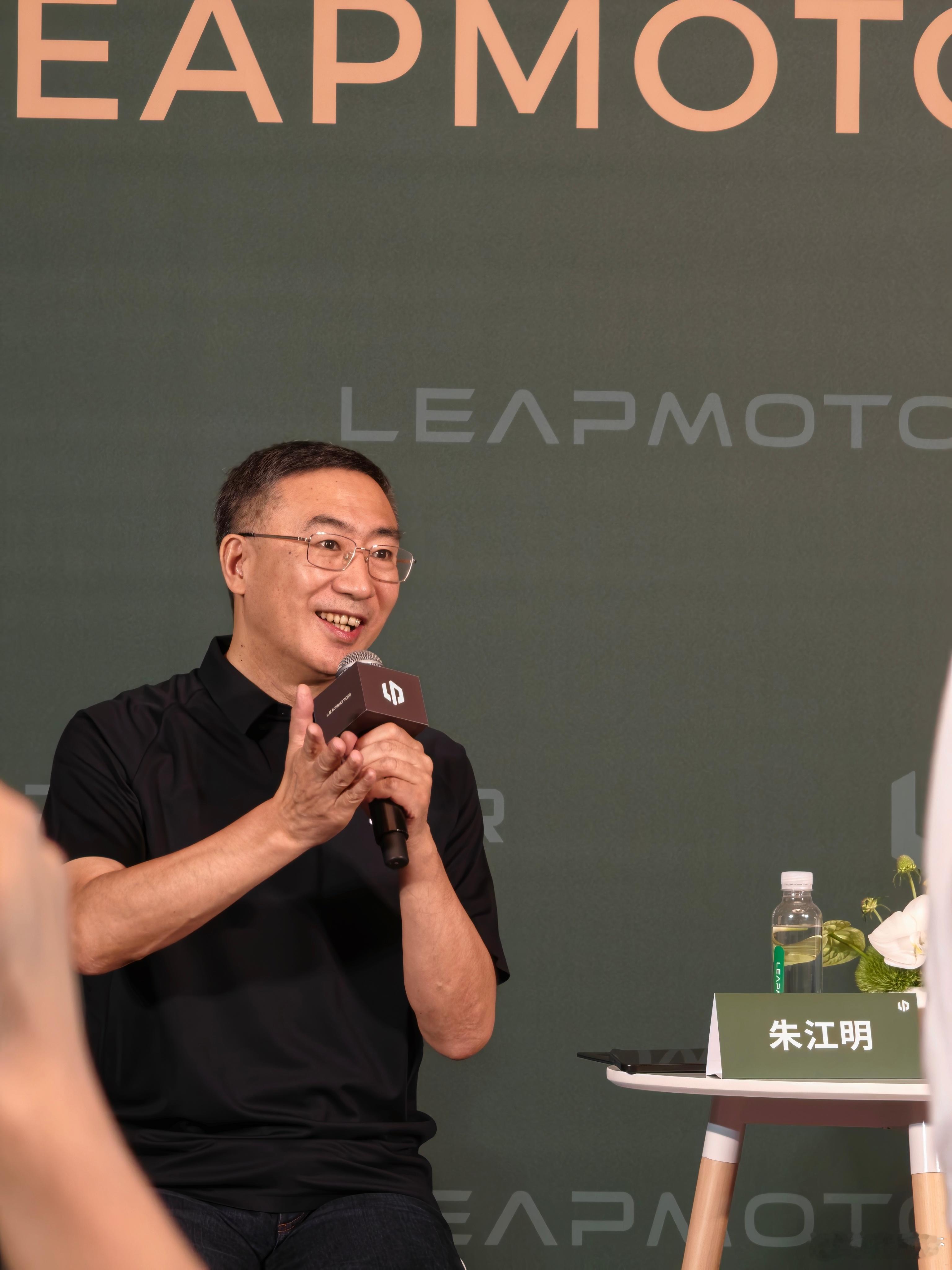 零跑技术日群访，朱江明带着整车、电子、电池、电驱四条产品线的负责人一起接受采访，